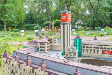 Ayrıntılı 19. yüzyıl mimarisine sahip minyatür bir Avrupa şehir modeli, çatıları pervazlı, ayrıntılı kornişler, giriş pencereleri ve belirgin bir çan kulesi olan sessiz renk Kyiv, Ukrayna 06-11-2024