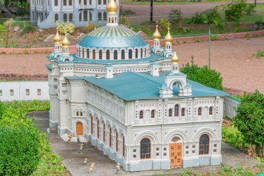 Bir Ukrayna Ortodoks kilisesinin veya katedralinin çeşitli soğanlı yapıları, altın aksanları, mavi yeşil tabanları ve haçları olan ayrıntılı bir modelinde altın rengi Kyiv, Ukrayna 06-11-2024