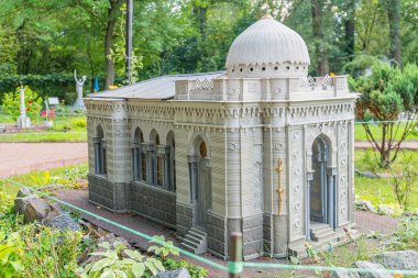 Kyiv, Ukrayna, 06-11-2024 tarihli bir park veya bahçede bulunan, açısal yapısı, birden fazla penceresi, kubbesi ve toprak renk paleti olan bir Osmanlı hamamının modeli.