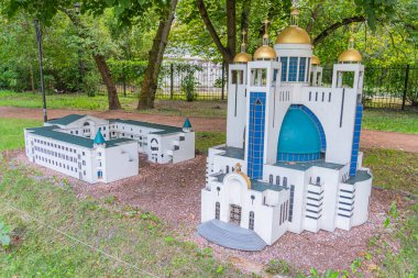 Görüntü, bir cami ve medrese kompleksinin minyatür bir modelini, merkezi kubbe camisi ve çok katlı medreselerle tasvir ediyor. Kyiv, Ukrayna 06-11-2024 gibi mimari unsurları sergiliyor.