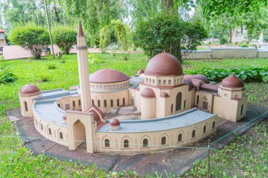 İstanbul 'daki Sultan Ahmed Mavi Camii' ni andıran yuvarlak şekilli ve merkezi kubbeli bir Osmanlı camisinin minyatür bir modeli daha küçük kubbeler, köşelerde minareler, Kyiv, Ukrayna 06-11-2024