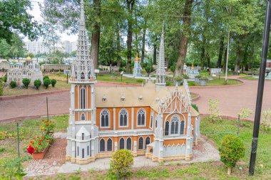 Detaylı minyatür Gotik katedral modeli, sivri kemerler, tırtıklı tuğlalar, uçan payandalar ve canlı vitray Aziz Nicholas Roma Katolik Kilisesi Kyiv, Ukrayna 06-11-2024.