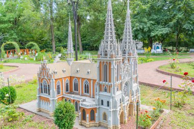 Detaylı minyatür Gotik katedral modeli, sivri kemerler, tırtıklı tuğlalar, uçan payandalar ve canlı vitray Aziz Nicholas Roma Katolik Kilisesi Kyiv, Ukrayna 06-11-2024.