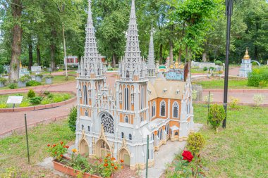 Detaylı minyatür Gotik katedral modeli, sivri kemerler, tırtıklı tuğlalar, uçan payandalar ve canlı vitray Aziz Nicholas Roma Katolik Kilisesi Kyiv, Ukrayna 06-11-2024.