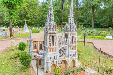 Detaylı minyatür Gotik katedral modeli, sivri kemerler, tırtıklı tuğlalar, uçan payandalar ve canlı vitray Aziz Nicholas Roma Katolik Kilisesi Kyiv, Ukrayna 06-11-2024.