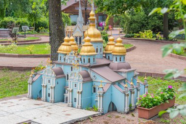 St. Michael 's Altın Kubbe Manastırı. Soğan şekilli kubbeler ve kuleler sergilenen minyatür bir Ukrayna kilise modeli, haçlı bir bahçe kulesi - Kyiv, Ukrayna 06-11-2024.