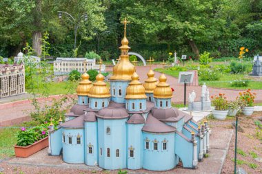 St. Michael 's Altın Kubbe Manastırı. Soğan şekilli kubbeler ve kuleler sergilenen minyatür bir Ukrayna kilise modeli, haçlı bir bahçe kulesi - Kyiv, Ukrayna 06-11-2024.