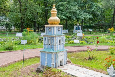 St. Michael 's Altın Kubbe Manastırı. Soğan şekilli kubbeler ve kuleler sergilenen minyatür bir Ukrayna kilise modeli, haçlı bir bahçe kulesi - Kyiv, Ukrayna 06-11-2024.