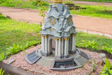 Klasik etkiye sahip küçük, dekoratif bir bina, en tepede büyük ölçüde gri ve beyaz bir saat var, muhtemelen taş ya da beton çatı ustası Kyiv, Ukrayna 06-11-2024