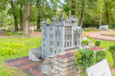 Ortaçağ kalesine benzeyen gerçek boyutta bir maket şato, bir açık hava kamusal alanı, muhtemelen bir park veya bahçe içinde yer almaktadır. Yapıda crenellasyonlar, kemerli pencereler Kyiv, Ukrayna 06-11-2024
