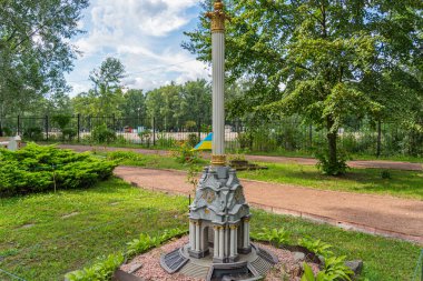 Kubbeli, karmaşık desenli, minyatür, tarihi ya da geleneksel bir bina. Çevresi yeşilliklerle çevrili, iyi döşenmiş bir park bahçesi ve d Kyiv, Ukrayna 06-11-2024