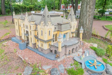 Kyiv Akademik Kukla Tiyatrosu. Düzensiz desenleri ve çeşitli çatı çizgileri olan tuhaf, fantastik bir minyatür şato. Yapay bir alana yerleştirilmiş. Kyiv, Ukrayna 06-11-2024.