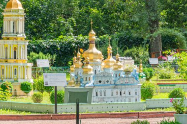 Kyiv Pechersk Lavra. Ukrayna 'nın 06-11-2024 tarihli Ukrayna imanını simgeleyen canlı dekorasyonlar ve altın kubbelerle süslenmiş beyaz duvarlı Ukrayna Ortodoks kilisesi ayrıntılı bir minyatür modelde sergileniyor..