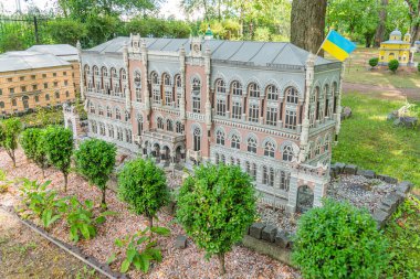 Büyük neo-klasik yapı modeli, pedikürler, sütunlar ve süslü frizler gibi klasik elementleri sergiliyor. Pencerelerin simetrik bir düzenini içeriyor, daha küçük Kyiv, Ukrayna 06-11-2024