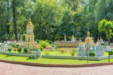 Resim, Kiev-Pechersk Lavra Dormition Katedrali 'nin minyatür bir modelini tasvir ediyor, kubbeler, kemerler, renkli fayanslar ve süslenmiş çatı acc Kyiv, Ukrayna 06-11-2024 ile Bizans mimarisini gözler önüne seriyor.