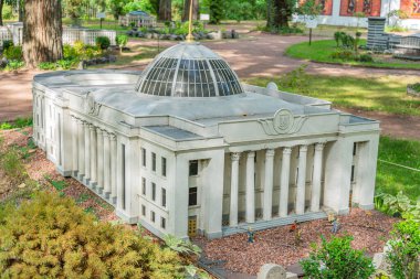 Doric sütunları ve merkezi, muhtemelen işlevsel bir kubbesi olan büyük, neoklasik bir yapı iyi korunmuş bir şehir arazisi olan Kyiv, Ukrayna 06-11-2024