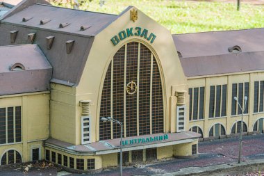 Görüntü, Kyiv Merkez Tren İstasyonu, Kyiv, Ukrayna 06-11-2024 simetrik cepheli ve düz çatılı klasik bir Doric tasarımı içeren bir eğitim veya sergi binasının modelini gösteriyor.