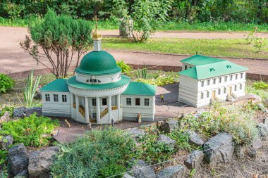 Kubbesi ve kubbesi olan Ukrayna tarzı minyatür bir bina modeli, doğal bir açık hava ortamında geçiyor. Detaylara dikkat çeken modeller dikkate değer, ap Kyiv, Ukrayna 06-11-2024