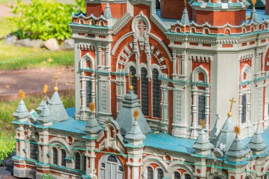 Renkli bir minyatür modelde geleneksel bir Ukrayna binası, muhtemelen bir saray veya katedral St. Panteleimon Katedrali - Kyiv, Ukrayna 06-11-2024.