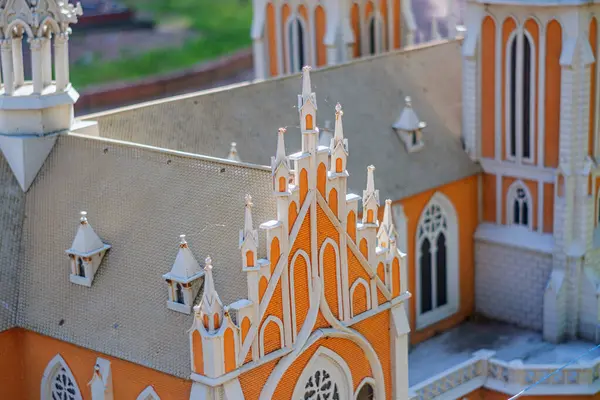 Gotik bir kilisenin büyüleyici bir görüntüsü, sivri kemerler, tırtıklı kasalar, kuleler ve cephedeki karmaşık oymalar etkileyici mimar Kyiv, Ukrayna 06-11-2024