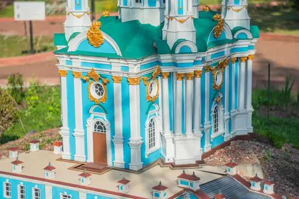 St. Andrew Kilisesi Ukrayna Ortodoks kilisesinin minyatür bir modeli, altın aksanlı parlak mavi ve beyaz duvarlar ve karmaşık desenler - Kyiv, Ukrayna 06-11-2024.