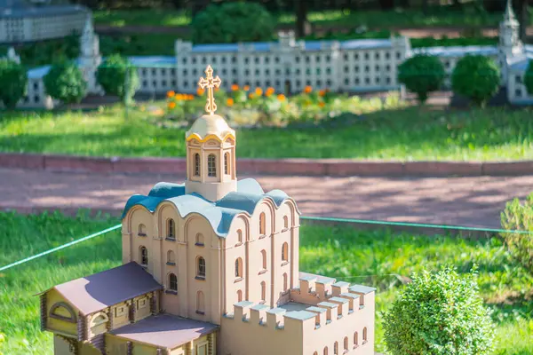 Görüntüde, merkezi bir kubbe ve haç, bazilika düzeni, karmaşık cephe desenleri, canlı mozaikler, altın renkler, sha Kyiv, Ukrayna 06-11-2024 'ün yer aldığı minyatür bir Bizans kilise modeli yer alıyor.