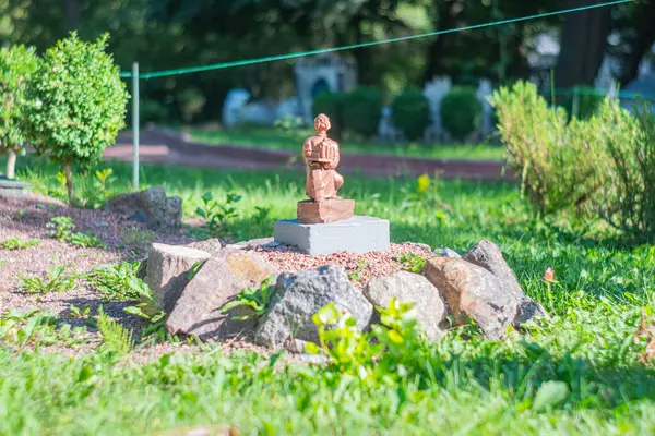 Sanatçılık ve doğanın uyumlu bir karışımı merkezi taştan bir heykel, yemyeşil ve stratejik olarak yerleştirilmiş kayalarla iyi tasarlanmış bir bahçeyi gösteren bir resim net sk Kiev, Ukrayna 06-11-2024