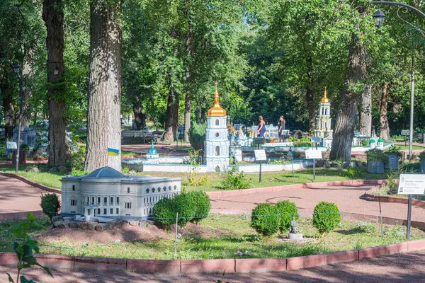 Minyatür geleneksel Ukrayna evleriyle büyüleyici bir açık hava manzarası, ayırt edici halk mimarisi ve çeşitli tasarımlar Minyatürlerin kubbe gibi çatıları var bir Kyiv, Ukrayna 06-11-2024