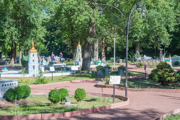 Avrupa 'dan Asya' ya uzanan çeşitli mimari tarzlarda minyatür binaları olan sakin bir park ya da bahçe kaldırımlı bir yolda düzenlenmiştir. Sahne yeşil ve yemyeşildir. Kyiv, Ukrayna 06-11-2024