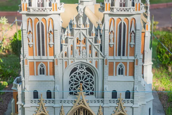 Detaylı bir neo-gotik kilise resmi karmaşık tasarımı, sivri kemerler, tırtıklı kemerler, uçan payandalar, dikey çizgiler, vitray camlar, taş tonlar, aydınlatma Kyiv, Ukrayna 06-11-2024