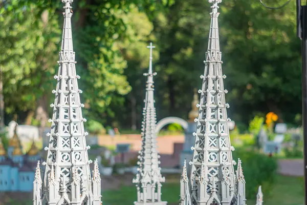 Ukrayna, Ukrayna, Kyiv, Ukrayna, 06-11-2024 'ün her iki doğasını da gözler önüne seren, sivri kemerli ve uçan payandalı, minyatür Gotik Diriliş mimari sahnesi.