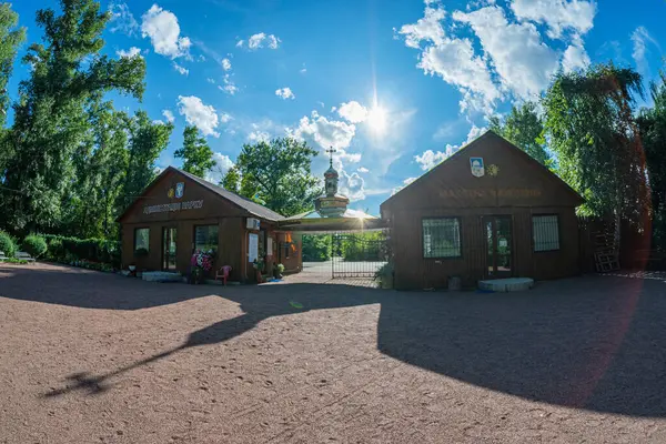 İki ahşap kulübe, eğimli çatılar, doğal ahşap malzemeler, turistler için bireysel yaşam alanları veya kiralama birimleri, yemyeşil alanlar, park veya ormanlık alan, İskandinav kütük kulübesi Kyiv, Ukrayna 06-11-2024