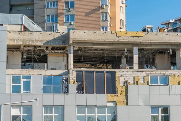 Görüntü, alçı ve beton karışımıyla inşaat veya yenileme sürecinde olan bir şehir binasını gösteriyor. Yapı, geniş çaplı Kyiv, Ukrayna 06-11-2024 de dahil olmak üzere aşınma ve hasar belirtileri gösteriyor.