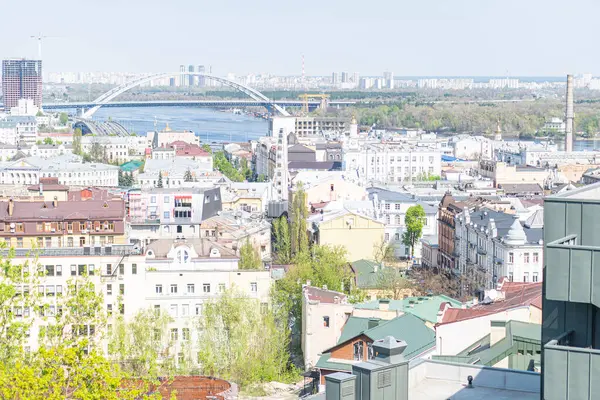 Tarihsel ve modern mimari, ağaçlarla kaplı caddeler, dikkat çekici köprüler ve Ukrayna 'nın Ukrayna, Kyiv, 06-11-2024 siluetine hakim gökdelenler ile çeşitli bir şehir.