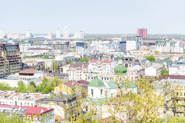 Geleneksel ve modern mimari, dar şebeke sokakları ve renkli binalar içeren hareketli bir Avrupa şehir manzarası Kyiv, Ukrayna 06-11-2024