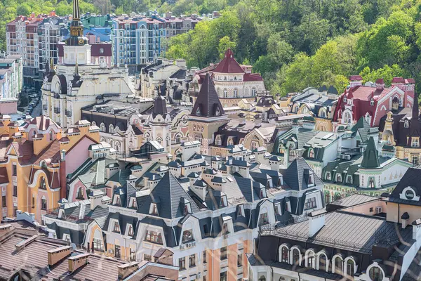 Kyiv, Ukrayna 06-11-2024 'ün çeşitli çatı şekilleri ve canlı cephelerinin yer aldığı çok katlı yerleşim yerlerinin yoğun olduğu tarihi bir mahalle.
