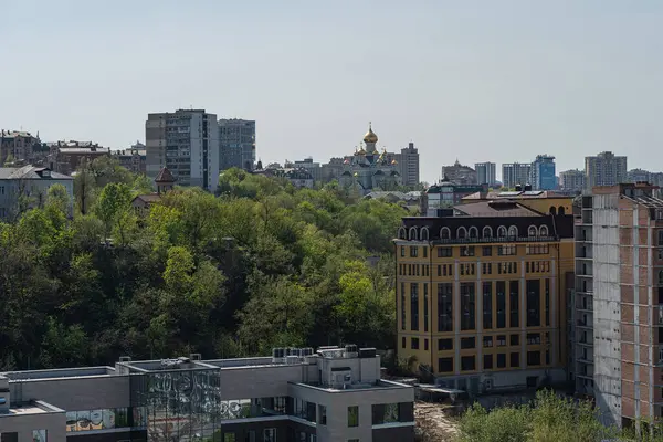 Modern cam cephelerinden geleneksel yapılara kadar mimari tarzların karışımına sahip yoğun, çeşitli bir şehir manzarası. Şehir çevresi hareketli, balkonlarla dolu, pi Kyiv, Ukrayna 06-11-2024