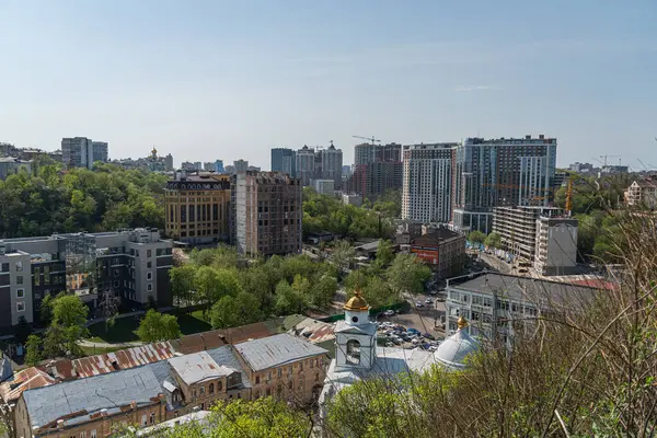 Görüntü, çağdaştan tarihe kadar değişen mimari tarzlara sahip dinamik bir kentsel manzara sergiliyor. Aşağı pa Kyiv, Ukrayna 06-11-2024