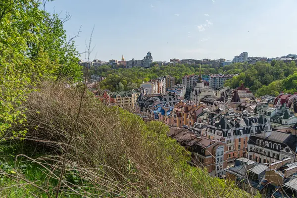 Süslü cepheleri ve çatıları olan çeşitli mimari tarzlara sahip tarihi bir Avrupa şehir manzarasının panoramik görüntüsü şehir manzarasında organize bir kaos Kyiv, Ukrayna 06-11-2024 sergilenmektedir.