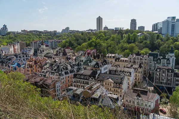 Panoramik bir görüntüde çeşitli mimari tarzlara sahip bir kentsel alan, konut ve ticari binaların bir karışımı ve zamanla büyümeye dair ipuçları veren yoğun bir yerleşim planı yer alıyor Th Kyiv, Ukrayna 06-11-2024