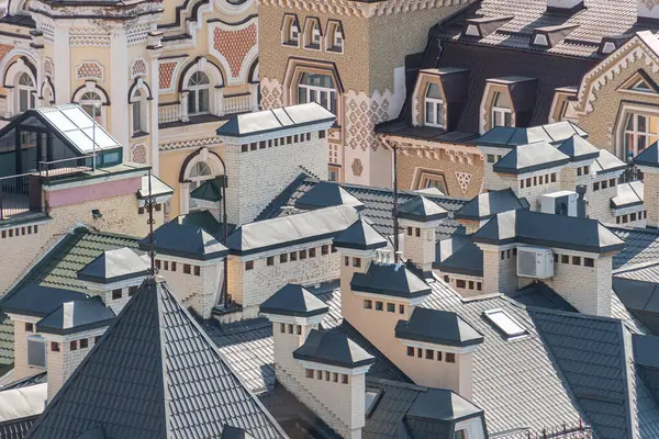 Tarihsel açıdan zengin, yoğun bir şehir manzarasının panoramik bir görüntüsü mimari stiller ve canlı renklerin bir karışımı ile resim çeşitli gabayt çatıları süslenmiş Kyiv, Ukrayna 06-11-2024