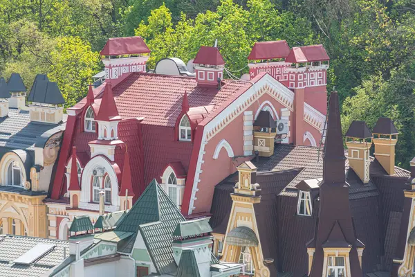 Seçici mimarisi, kırmızı tonlu binaları, birinin büyük merkezi penceresi, diğerinin geleneksel Ro Kyiv 'i, Ukrayna 06-11-2024