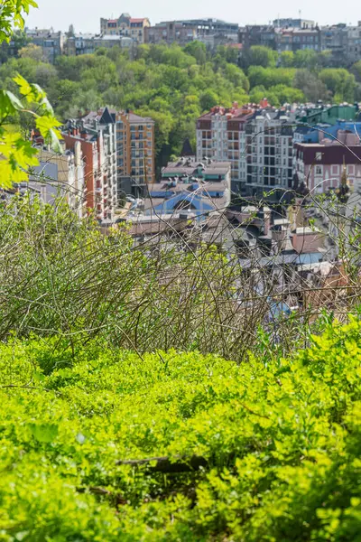 Kırmızı tuğla ve Akdeniz 'den etkilenen Kyiv, Ukrayna 06-11-2024 tarihli çeşitli mimari tarzlara sahip yoğun ve canlı bir şehir manzarası, ağırlıklı olarak çok katlı çok katlı binalar