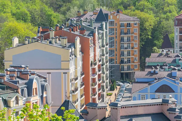 Pencereler, balkonlar, teraslar ve düz ve sunumlu Kyiv, Ukrayna 06-11-2024 ile karakterize edilen çeşitli tarz ve renklerde çok katlı binaların bulunduğu canlı bir yerleşim bölgesi.