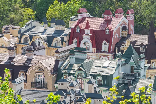 Büyüleyici bir yerleşim yeri geleneksel ve Art Nouveau mimari tarzlarının bir karışımını sergiliyor, ağırlıklı olarak renk paletleriyle sıcak, kırmızı çatıları Kyiv, Ukrayna 06-11-2024