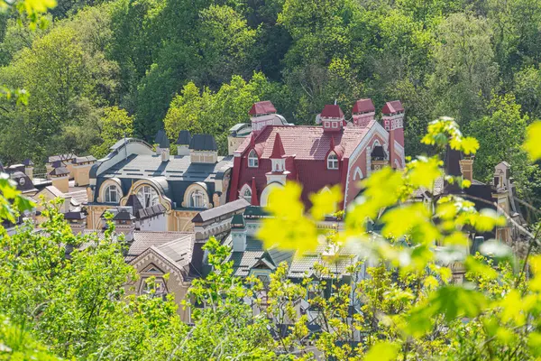 Özellikle Barok elementleri olmak üzere geleneksel Avrupa tarzlarını harmanlayan belirgin kırmızı çatılı binaların bulunduğu kentsel yerleşim yerleri binalar simetrik, iyi bakımlı Kyiv, Ukrayna 06-11-2024