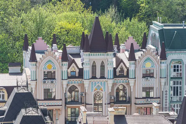 Gotik elementler, çoklu katlar, yurt pencereleri, sıcak renkler, taretler ve kuleler içeren eşsiz bir mimari yapı. Bina, stil ve peri Kyiv, Ukrayna 06-11-2024 karışımını sergiliyor.