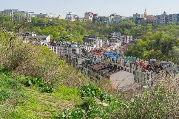 Canlı bir şehir manzarası, geleneksel evlerden modern kulelere kadar mimari tarzların bir karışımını sergiliyor, şehir tarihi ve ilerlemesini yansıtıyor Kyiv, Ukrayna 06-11-2024