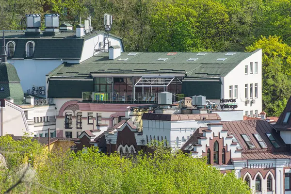 Avrupa şehir manzarası, gün ışığı, çatılar, terakotta fayansları, yurt pencereleri, geleneksel tarz, konut alanı, mağaza önü, çeşitli mimari, dar sokak düzeni, v Kyiv, Ukrayna 06-11-2024