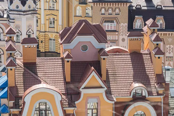 Resim, tarihi öneme sahip geleneksel Ukrayna mimarisini, süslü çatılar, renkli kubbeler ve yaşlanma belirtileri gösteren kubbeler, Kyiv, Ukrayna 06-11-2024 entegre ederek sergiliyor